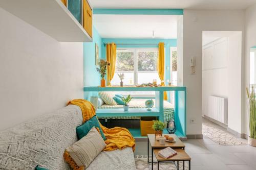 un salon avec un canapé et une table dans l'établissement Logement prive et calme EUREXPO Groupama Stadium TRAM Parking Terasse, à Saint-Priest