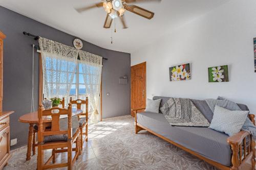 ein Wohnzimmer mit Sofa und Tisch in der Unterkunft Sea View Apartment Grey Fanta Sea in Arico