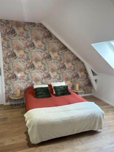 - une chambre avec un lit rouge et un mur dans l'établissement Le Goh Reste, agréable maison de campagne, à Locmaria-Grand-Champ