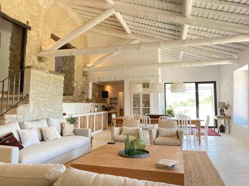 a living room with a couch and a table at Casa do Jogo in Dous Portos