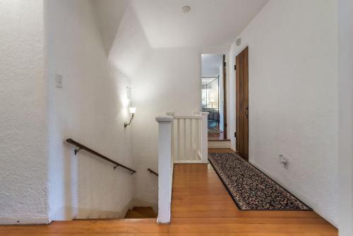 Φωτογραφία από το άλμπουμ του Lovely Tudor Home With Pool & Spa Near Russian River σε Guerneville