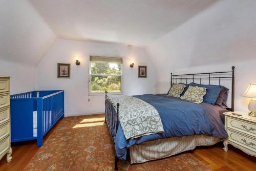 Ένα ή περισσότερα κρεβάτια σε δωμάτιο στο Lovely Tudor Home With Pool & Spa Near Russian River