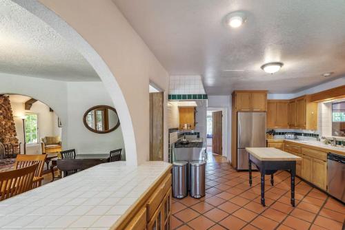 Η κουζίνα ή μικρή κουζίνα στο Lovely Tudor Home With Pool & Spa Near Russian River