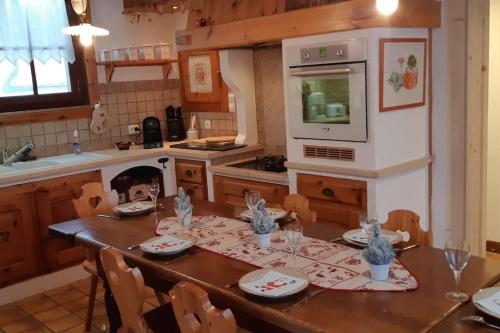 - une cuisine avec une table en bois et une salle à manger dans l'établissement Chalet accueillant avec cheminée à 5 min du centre, à Saint-Gervais-les-Bains
