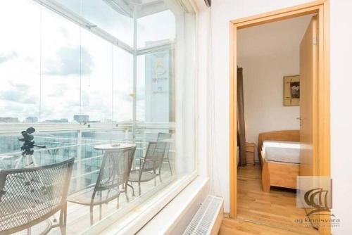 Ένα ή περισσότερα κρεβάτια σε δωμάτιο στο Cozy 3-room Penthouse in the very Heart of Tallinn