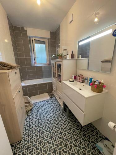 une salle de bain avec un lavabo et une baignoire dans l'établissement Paris Champs-Elysées Flat, à Neuilly-sur-Seine