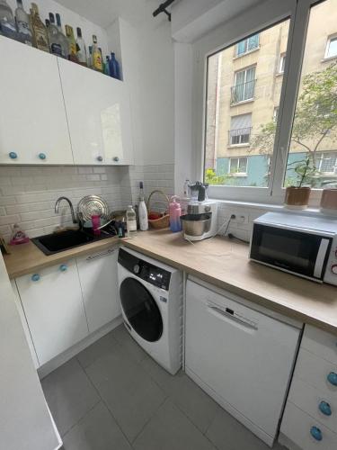 Il comprend une cuisine équipée d'un lave-vaisselle et d'un four micro-ondes. dans l'établissement Paris Champs-Elysées Flat, à Neuilly-sur-Seine