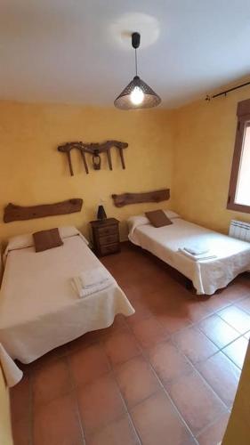 a bedroom with two beds in a room at Casas Rurales Mi Reja B in Santa María de Riaza