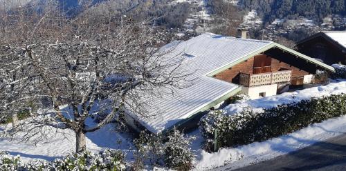 Chalet accueillant avec cheminée à 5 min du centre