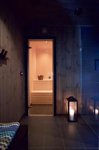 Φωτογραφία από το άλμπουμ του Luxurious 5-Bedroom Mountain Chalet with Sauna, Panoramic Views, and Two Full Bathrooms σε Stranda