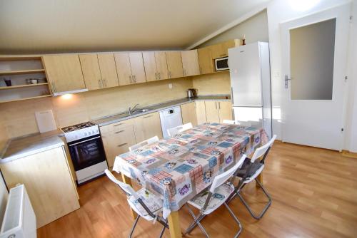 Η κουζίνα ή μικρή κουζίνα στο Apartmány Klimkovice