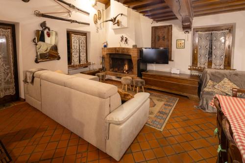 a living room with a couch and a fireplace at Chalet Corona in Giustino