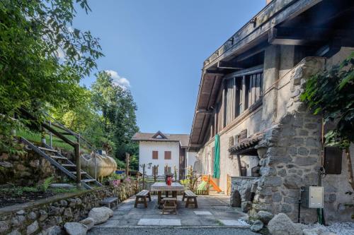 a patio with a table in front of a building at Chalet Corona in Giustino