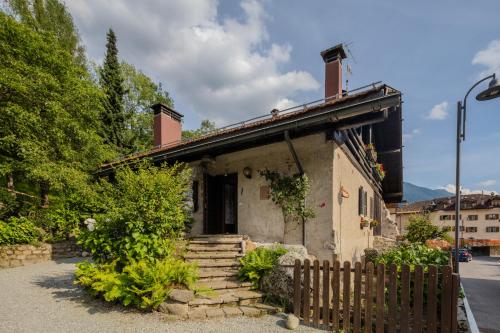 a small house with a fence in front of it at Chalet Corona in Giustino