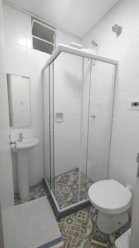 a bathroom with a shower and a toilet and a sink at Suíte Master conforto e espaço vizinha do Palácio de Cristal! in Petrópolis