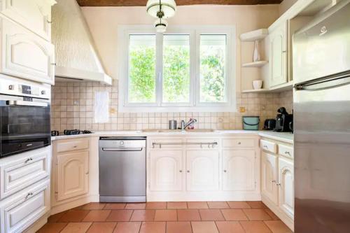 Dapur atau dapur kecil di Gîte de groupe du Coudray