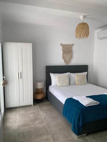 une chambre avec un lit avec une couverture bleue dans l'établissement Silvia, à Skala Sotiros