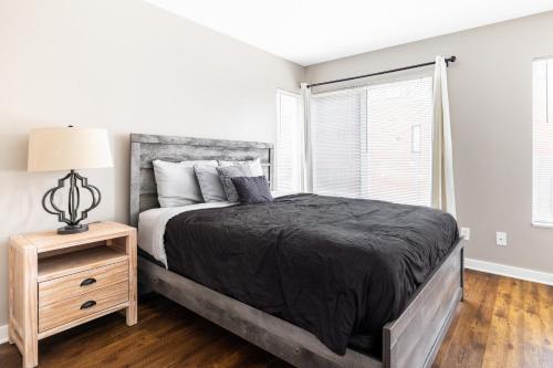una camera con un grande letto e un comodino di Luxury Downtown Townhome Unit 13 a Cleveland