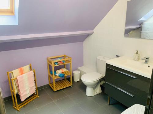 une salle de bain avec toilettes et lavabo dans l'établissement Family House near Paris & Normandy, aux Mureaux