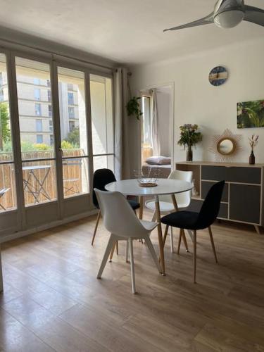 Photo de la galerie de l'établissement Appart T2 cosy rénové en centre ville avec parking, à Aix-en-Provence