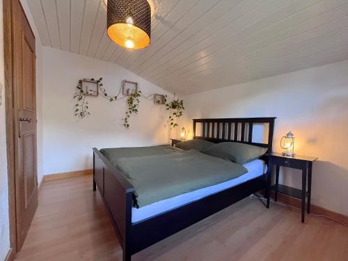 una camera con un letto e due comodini e due lampade di Lene's Flat a Kitzbühel