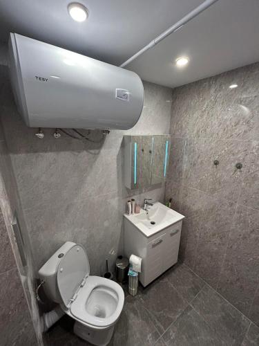 Ένα μπάνιο στο New & Stylish Apartment Axel with Mountain Views