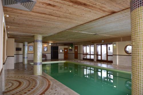 - une piscine dans un bâtiment doté d'un plafond en bois dans l'établissement Chalet le Chamois-Arolles- Arcs 2000-Alpes-France, à Bourg-Saint-Maurice