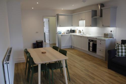 Kuchyň nebo kuchyňský kout v ubytování Modern, spacious one bed flat in heart of Monmouth