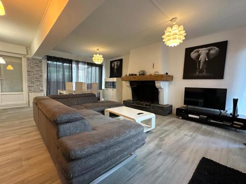 Maison individuelle à 8 minutes d'Ouistreham, quartier calme, transports en commun Tram & Bus, commerces de proximités