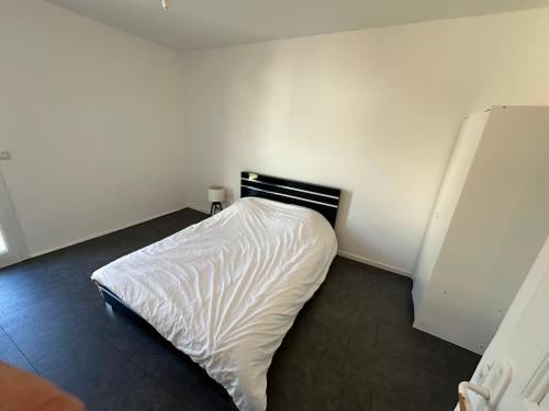 a bedroom with a white bed in a room at Maison individuelle à 8 minutes d'Ouistreham, quartier calme, transports en commun Tram & Bus, commerces de proximités in Hérouville-Saint-Clair