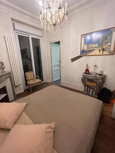 - un salon avec un grand lit dans l'établissement Grande chambre privée sur jardin arboré, à Paris