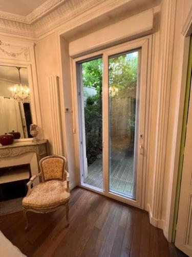 Grande chambre privée sur jardin arboré