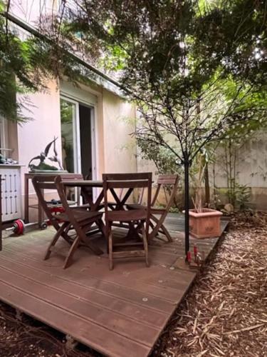 Grande chambre privée sur jardin arboré