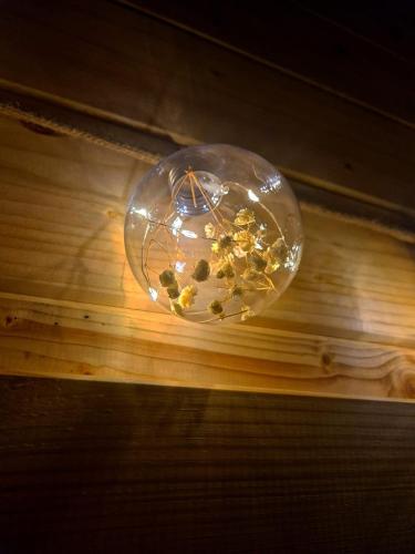 LubszaにあるBobry Zagajnikの木のテーブルの上に置かれた花の入った瓶