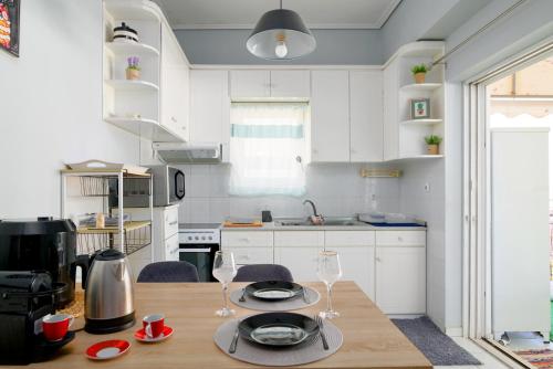 Sea-View Apt Argyroupoli, Athens
