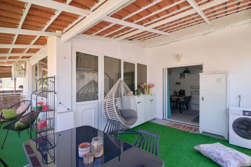 Sea-View Apt Argyroupoli, Athens