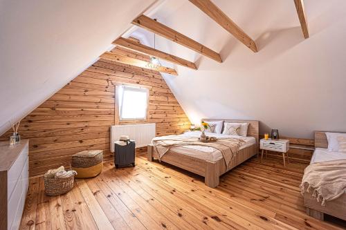 Katil atau katil-katil dalam bilik di Mazurskie Wzgórze - domki całoroczne HOME APART
