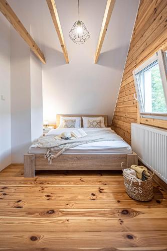 Katil atau katil-katil dalam bilik di Mazurskie Wzgórze - domki całoroczne HOME APART