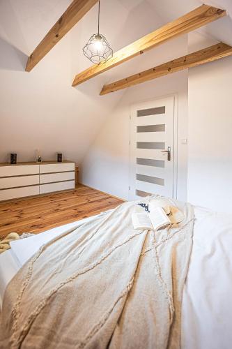 Katil atau katil-katil dalam bilik di Mazurskie Wzgórze - domki całoroczne HOME APART