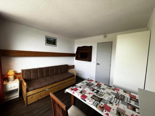 un salon avec un canapé et une table dans l'établissement Résidence Chaviere - Au coeur des Menuires appartement 2 pers MAE-4294, aux Menuires