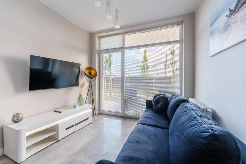 Μια τηλεόραση ή/και κέντρο ψυχαγωγίας στο Apartament Messa White I z Basenem Letnim by HolidaySun