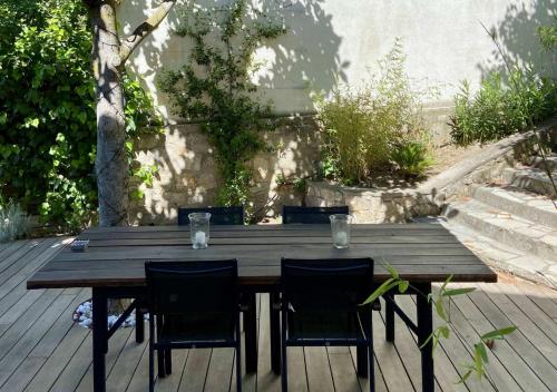 une table en bois avec quatre chaises autour dans l'établissement Villa moderne, proche du centre, à Aix-en-Provence