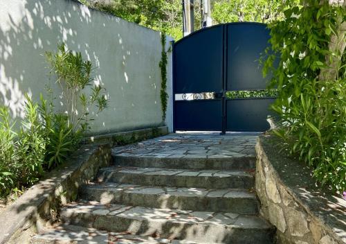 un escalier menant à une porte bleue dans l'établissement Villa moderne, proche du centre, à Aix-en-Provence