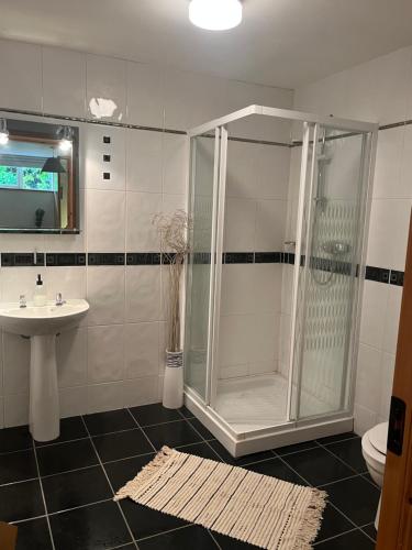 Kamar mandi di Greenview House