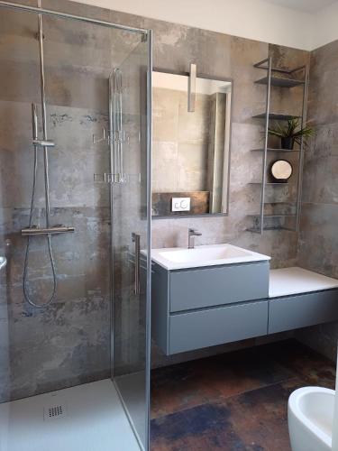 a bathroom with a sink and a shower at Villa Doris in Lazise