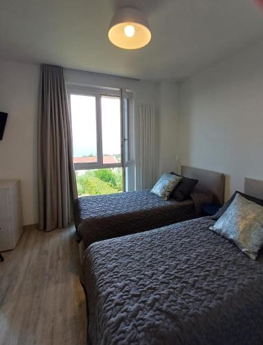 a bedroom with two beds and a window at Villa Doris in Lazise