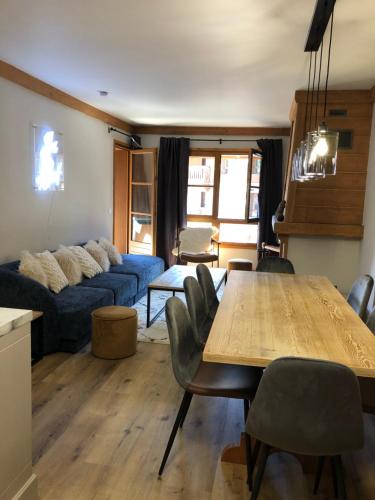 un salon avec une table et un canapé dans l'établissement Chalet Alouette, 3 bed, Arc 1950, à Arc 1950
