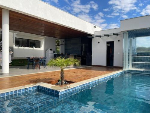a villa with a swimming pool and a house at Casa em Santo Hilário - MG in Guapé
