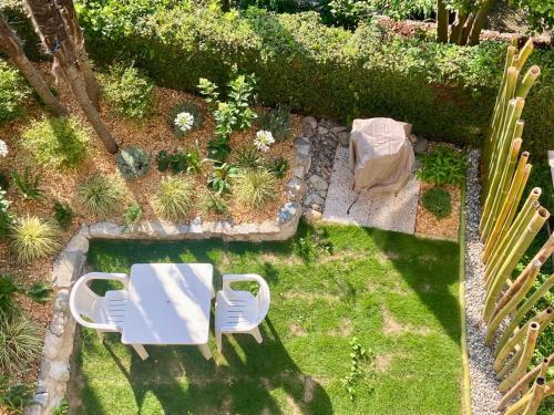 an overhead view of a garden with a table and chairs at Casa Doris in Oggebbio