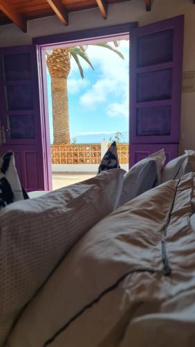 Una cama o camas en una habitación de Los Cerrajones: spectacular views from the cliff